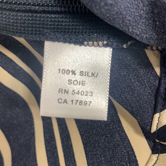 🌟5/$25 Banana Republic Silk Halter Neck Blouse - Navy Blue/Gold Chevron, Sz Med - Picture 10 of 11